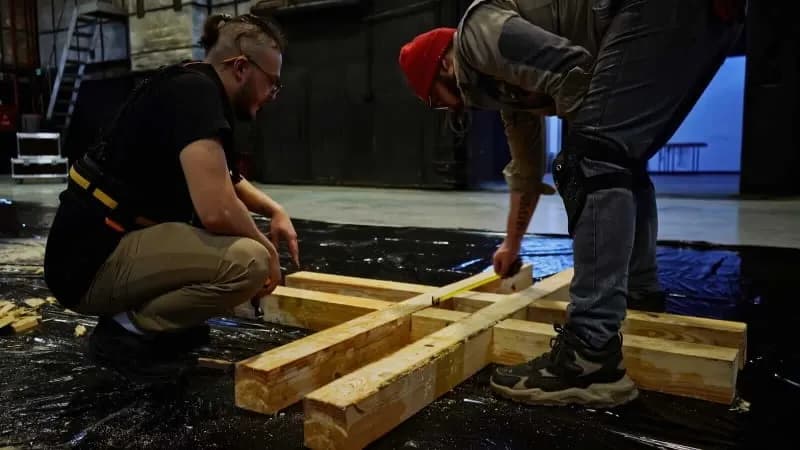Sposób łączenia elementów bez kleju czy gwoździ - skuteczne techniki