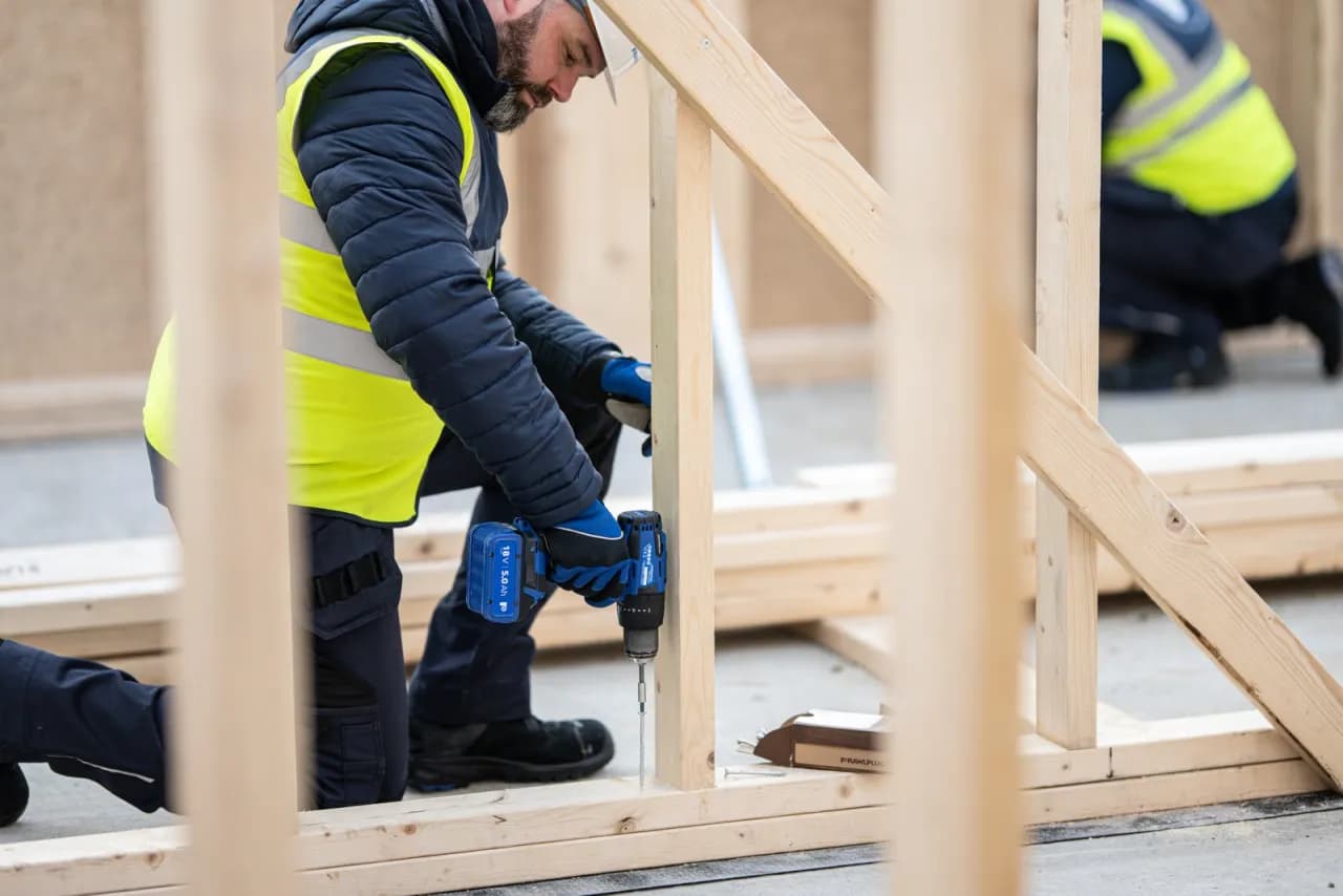 Jakie kołki do drewna wybrać, aby uniknąć błędów w stolarstwie