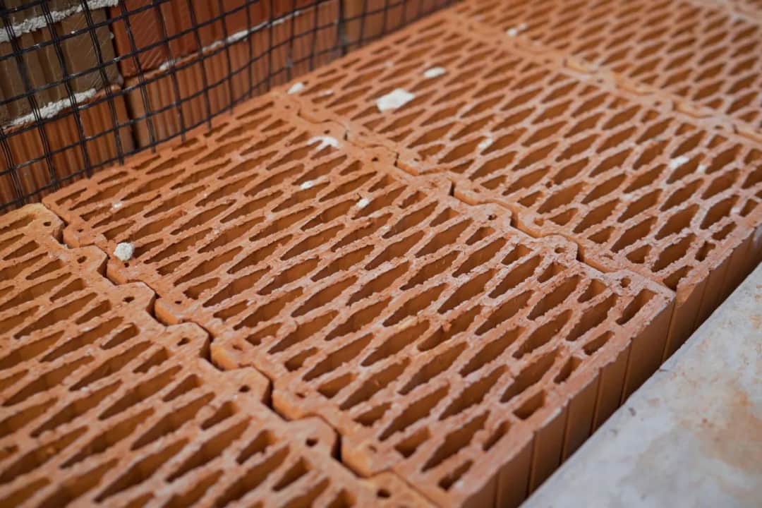 Ile cegieł wchodzi na metr kwadratowy? Oblicz dokładnie, by zaoszczędzić