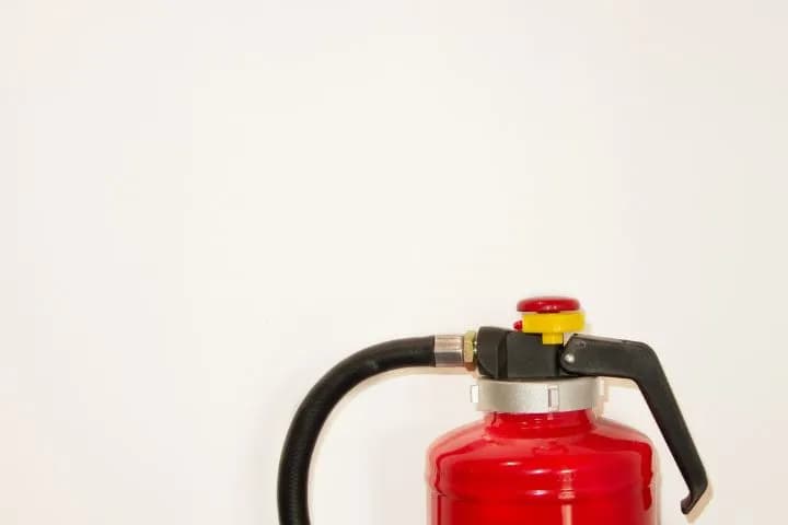 Jaka gaśnica do domu drewnianego, aby uniknąć niebezpieczeństwa pożaru?