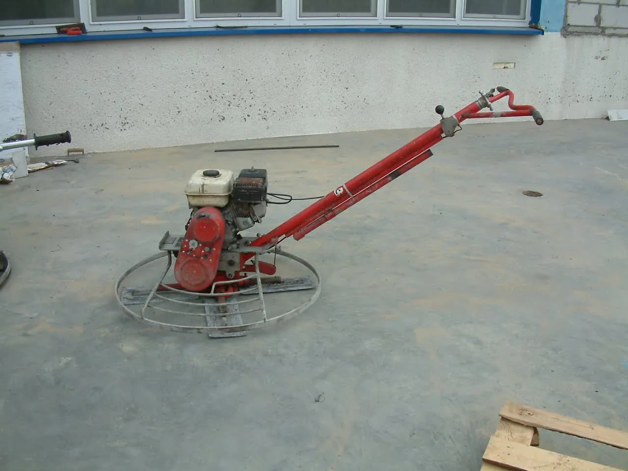 Ile schnie wylewka samopoziomująca? Poznaj kluczowe czynniki wpływające na czas schnięcia