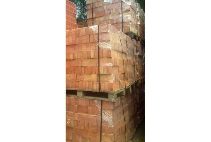 Ile waży cegła pełna? Sprawdź, co wpływa na jej ciężar