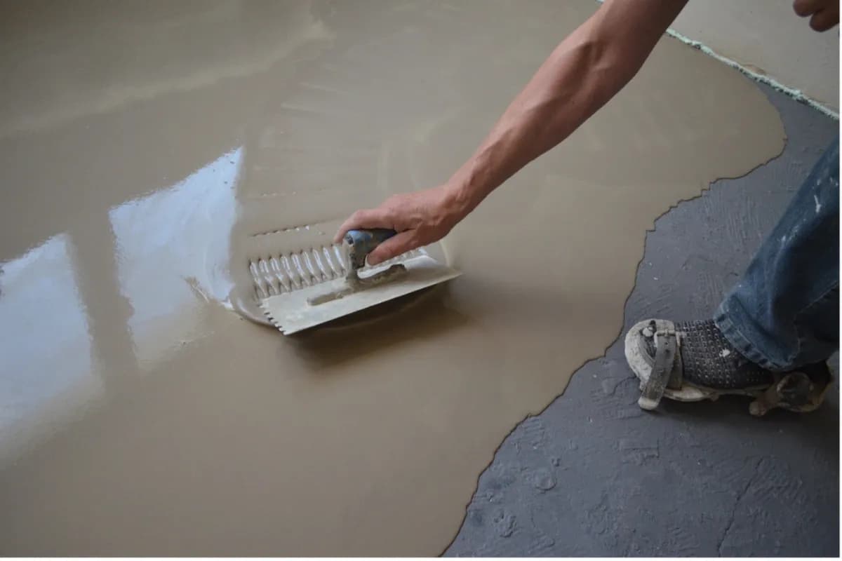 Jak położyć wylewkę samopoziomującą, aby uniknąć błędów i uzyskać idealny efekt