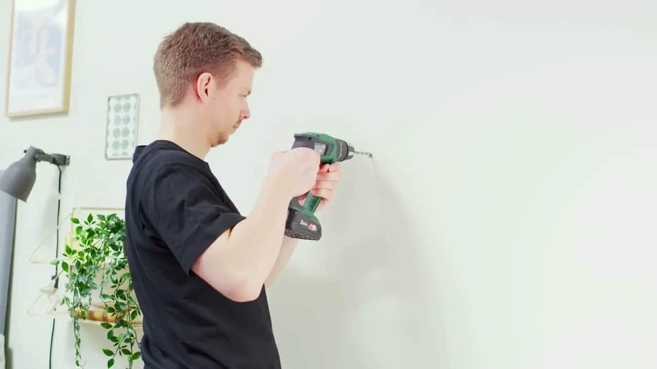 Jak wyciągnąć kołki ze ściany bez uszkodzenia powierzchni?