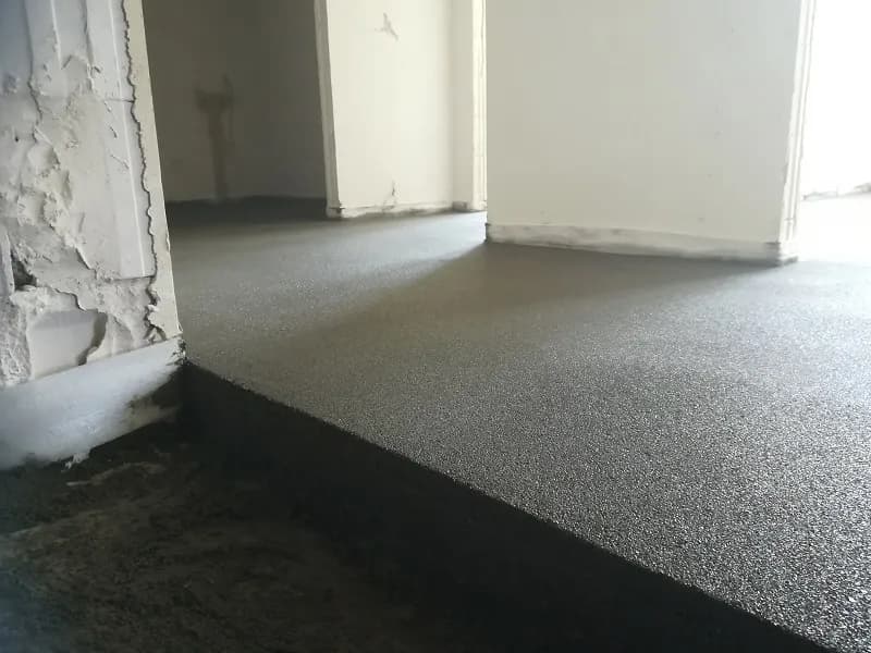 Jak długo podlewać wylewkę z miksokreta, aby uniknąć pęknięć?