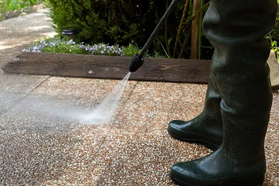 Skuteczne domowe sposoby na usunięcie wosku z kostki brukowej