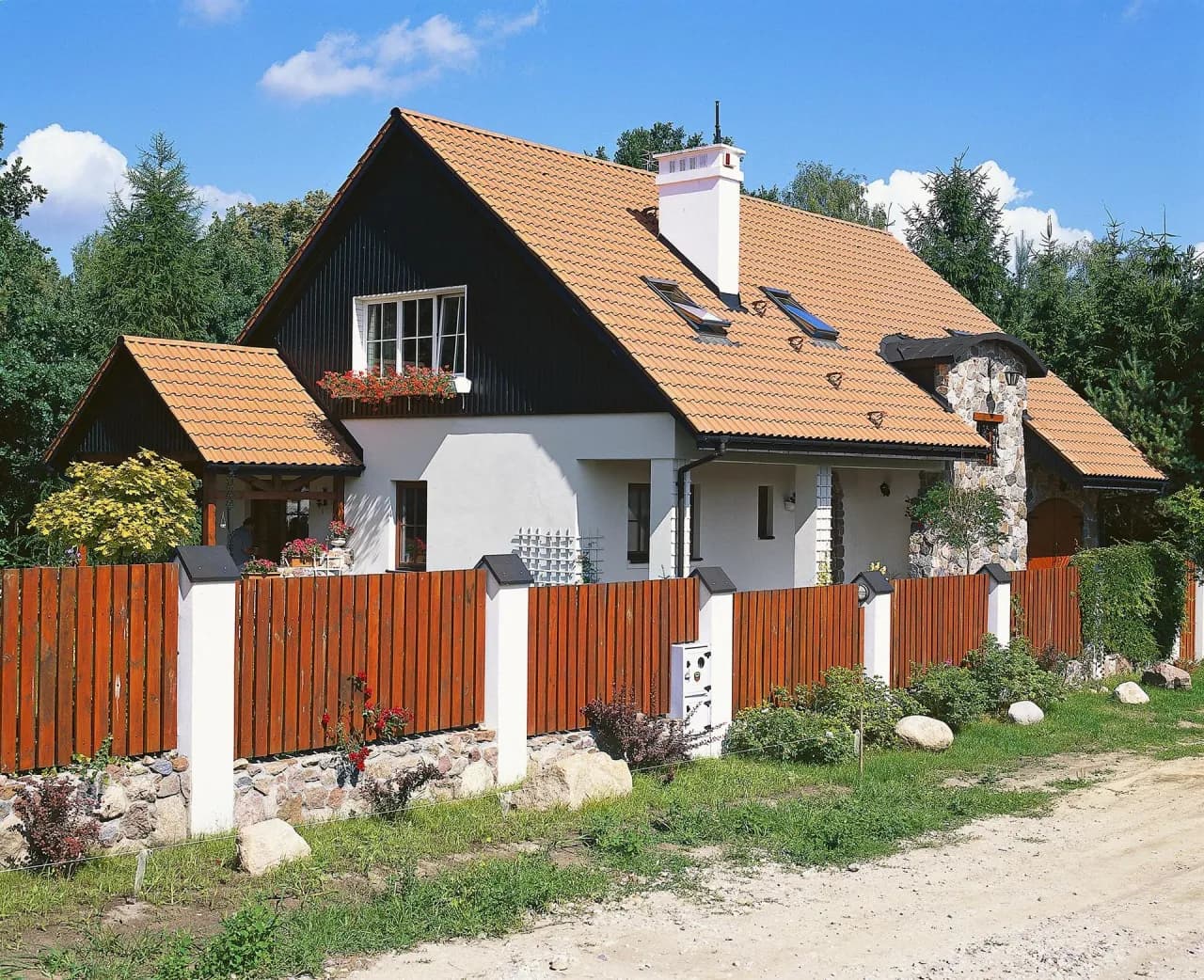 Jak ocieplić stary drewniany dom, unikając problemów z wilgocią?