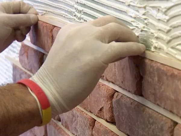 Jak układać cegłę dekoracyjną z fugą - uniknij najczęstszych błędów